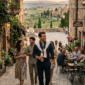 Uomo elegante Cadini durante un weekend in Italia con blazer destrutturato e pantaloni sartoriali.